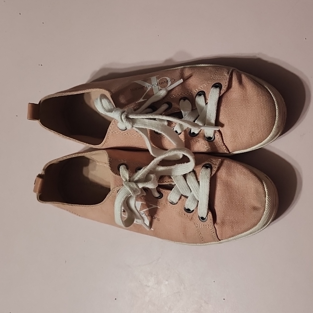 Tennis shoes